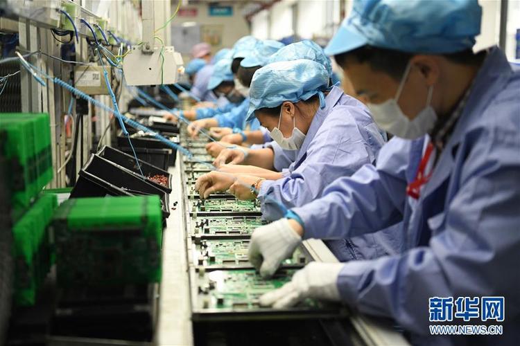 工人在深圳光明区普联技术出口产品生产车间作业(3月12茹摄
