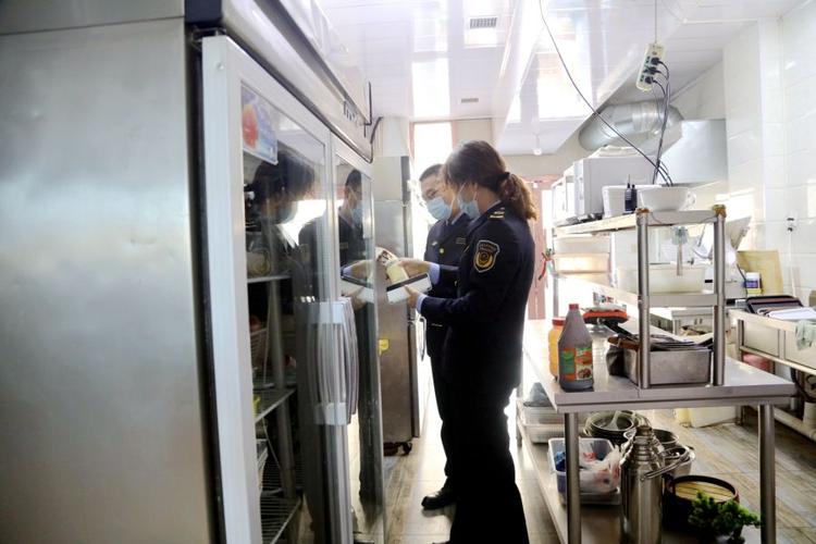 在商超,餐饮等冷链食品经营单位,检查组一行以生鲜冷冻畜禽肉及水产品